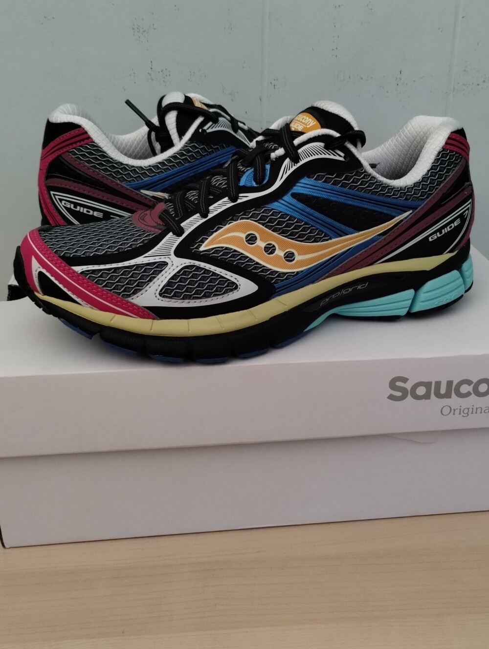 9M/10.5W Saucony ProGrid Running Shoes Guide 7 Sneakers Black Multicolor Uno